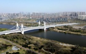 河园盛景已呈，此间风华静鉴、暖阳洒金，沙颍河上货轮缓行，如画笔