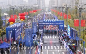 8000跑友冒雨竞逐一环赛道！健康营山・乐跑一环2025中国全民健身走（跑）大赛（四川・营山站）鸣枪开赛