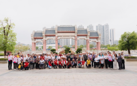 瑞众保险携手养老院开展 “爷爷奶奶的游园会”公益健步走活动